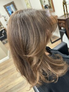 Cappuccino Balayage auf glattem, mittellanges Haar im Long Bob-Schnitt, gefärbt mit Wella-Produkten.