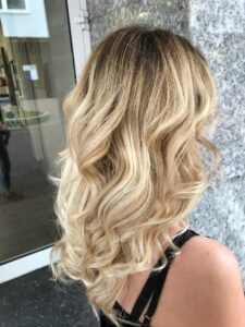 Kühles Goldblond mit Strähnchen für welliges, langes Haar in der Speicherstadt Hamburg. #kühlesgoldblond #strähnchen #langeswelligeshaar