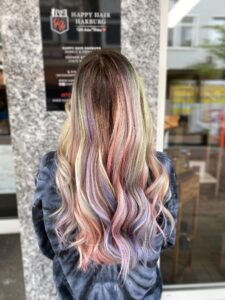 Entdecke unser sommerliches Rainbow Balayage für dein glattes langes Haar. Lass dich verwöhnen bei HappyHairHarburg im Sommer. #Friseur #FriseurHamburg #HappyHairHarburg #Hamburg #Sommer