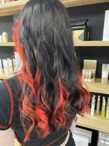 Entdecke unser sommerliches Split Black Red Balayage für dein welliges langes Haar. Lass dich verwöhnen bei HappyHairHarburg im Sommer. #Friseur #FriseurHamburg #HappyHairHarburg #Hamburg #Sommer