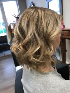 Haselnuss-goldblonde Babylights für einen Long Bob mit welligem, mittellangem Haar in Planten un Blomen. #haselnussgoldblond #babylights #longbob