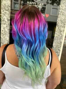 Entdecke unser sommerliches Rainbow Balayage für dein welliges langes Haar. Lass dich verwöhnen bei HappyHairHarburg im Sommer. #Friseur #FriseurHamburg #HappyHairHarburg #Hamburg #Sommer