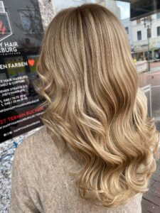 Natürlich goldblonde Strähnchen für welliges, langes Haar mit Redken-Produkten am Hamburger Hafen. #natürlichgoldblond #strähnchen #langeswelligeshaar