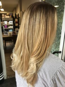 Natürlich goldblonde Strähnchen für welliges, langes Haar mit Redken-Produkten am Hamburger Hafen. #natürlichgoldblond #strähnchen #langeswelligeshaar