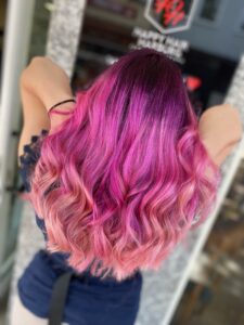 Entdecke unser sommerliches Rainbow Pink Violet Balayage für dein welliges langes Haar. Lass dich verwöhnen bei HappyHairHarburg im Sommer. #Friseur #FriseurHamburg #HappyHairHarburg #Hamburg #Sommer