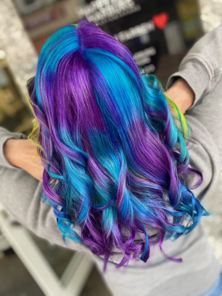 Entdecke unsere winterliche Two Colour Haarfarbe für dein welliges langes Haar. Lass dich verwöhnen bei HappyHairHarburg im Winter. #Friseur #FriseurHamburg #HappyHairHarburg #Hamburg #Winter