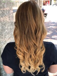 Kupfer-goldblondes Foliage für welliges, langes Haar mit Goldwell-Produkten in der Speicherstadt Hamburg. #kupfergoldblond #foliage #langeswelligeshaar