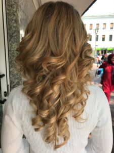 Caramel-goldblondes Foliage für welliges, langes Haar mit Redken-Produkten am Hamburger Hafen. #caramelgoldblond #foliage #langeswelligeshaar