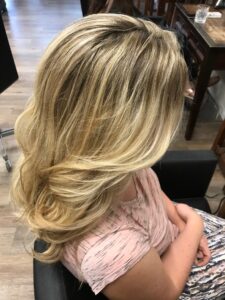 Vanilla-goldblondes Balayage für welliges, langes Haar mit L'Oréal-Produkten am Hamburger Fischmarkt. #vanillagoldblond #balayage #langeswelligeshaar