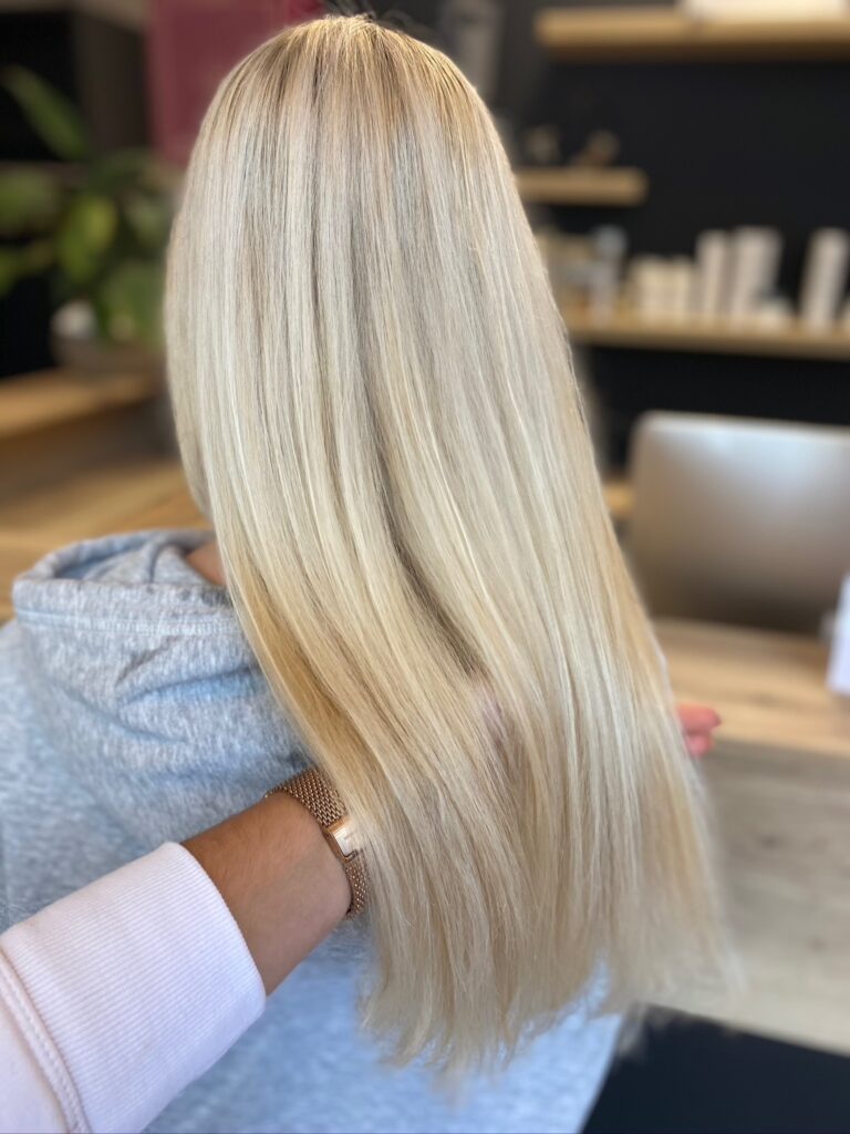 Vanilla White weiße Haarfarbe mit Foilyage-Technik für lange, glatte Haare, gestylt vom Friseur HappyHairHarburg in Hamburg.
