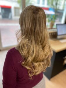 Medium goldblondes, welliges Langhaar mit Foliage-Technik und Wella-Produkten für einen Sommertag an den Landungsbrücken in Hamburg 2024. #mediumgoldblondeshaar #welligeslanghaar #foliagetechnik #landungsbrueckenhamburg