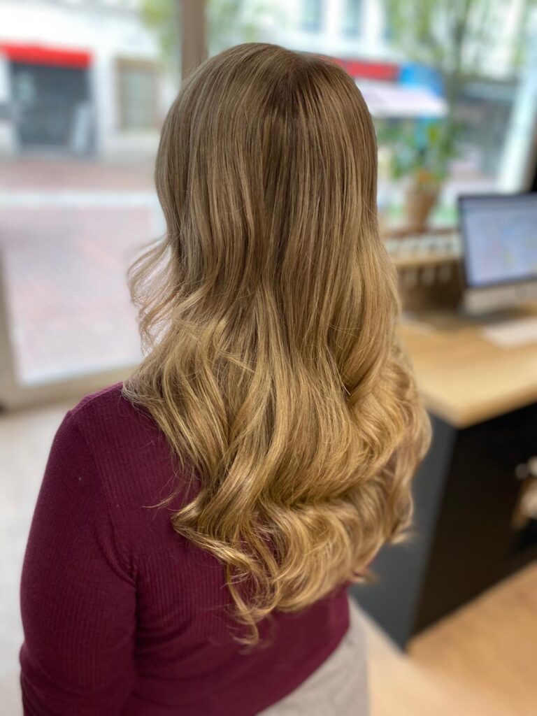 Medium goldblondes, welliges Langhaar mit Foliage-Technik und Wella-Produkten für einen Sommertag an den Landungsbrücken in Hamburg 2024. #mediumgoldblondeshaar #welligeslanghaar #foliagetechnik #landungsbrueckenhamburg