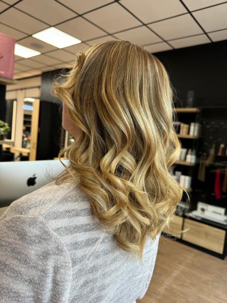 Goldenes honigblondes, welliges Langhaar mit Foliage-Technik und Wella-Produkten für eine Hafenrundfahrt in Hamburg im Frühling 2024. #goldeneshonigblondeshaar #welligeslanghaar #foliagetechnik