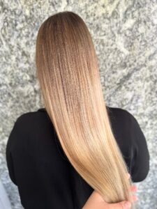 Helles goldblondes, glattes Langhaar mit Foliage-Technik und Wella-Produkten für einen Besuch in der Speicherstadt Hamburg im Frühling 2024. #hellesgoldblondeshaar #glatteslanghaar #foliagetechnik #speicherstadthamburg