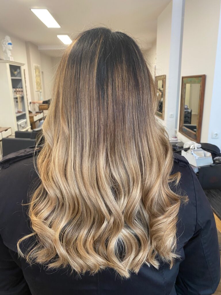 Goldblondes Ombre, welliges Langhaar mit Wella-Produkten für einen Besuch in der Speicherstadt Hamburg im Frühling 2024. #goldblondesombre #welligeslanghaar #speicherstadthamburg