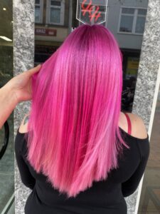 Entdecke die lebendigen Farben von Rainbow Pink! 🌈💖 Eine atemberaubende bunte Haarfarbe mit balayage Technik, perfekt für den Winter 2024. Langhaarfrisur mit glattem Haar für einen eleganten Look beim Weinabend. Friseur: HappyHairHarburg.