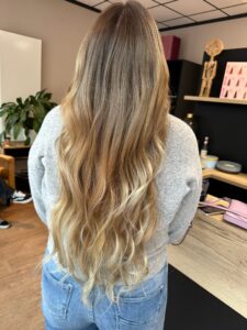 Goldblondes Balayage, welliges Langhaar mit Wella-Produkten für einen Besuch auf der Reeperbahn in Hamburg im Frühling 2024. #goldblondesbalayage #welligeslanghaar #reeperbahnhamburg