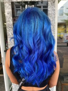 Bewundere diese fantastische Langhaarfrisur in lebendigem Ozeanblau, perfekt für den Sommer und kreiert mit Elumen.