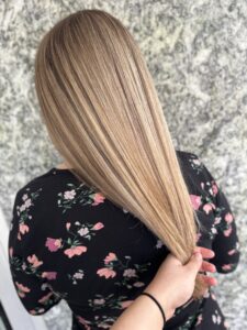 Goldblonde Highlights, glattes Langhaar mit Balayage-Technik und Wella-Produkten für einen Besuch auf der Reeperbahn in Hamburg im Frühling 2024. #goldblondehighlights #glatteslanghaar #balayagetechnik