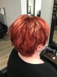 Entdecke die intensive Farbe von Kupfer Rot! 🔥🧡 Eine lebhafte bunte Haarfarbe mit Blondierung, perfekt für den Sommer 2024. Kurzhaarfrisur mit welligem Haar für einen entspannten Grillabend. Friseur: HappyHairHarburg