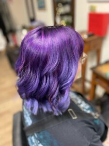 Bewundere diese wunderschöne Langhaarfrisur in Regenbogen-Violett-Blau, perfekt für den Sommer und kreiert mit Elumen.