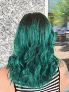 Entdecke die erfrischende Farbe von Rainbow Green Apple! 🍏🌈 Eine lebhafte bunte Haarfarbe mit balayage Technik, perfekt für den Frühling 2024. Langhaarfrisur mit welligem Haar für einen unvergesslichen Tag am Hamburger Dom. Friseur: HappyHairHarburg