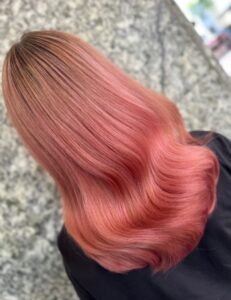 Erlebe die süßen Farben von Rainbow Strawberry! 🍓🌈 Eine lebhafte bunte Haarfarbe mit balayage Technik, perfekt für den Sommer 2024. Langhaarfrisur mit welligem Haar für einen unvergesslichen Tag am Hamburger Dom. Friseur: HappyHairHarburg.