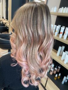 Entdecke die zeitlose Eleganz von Rose Gold! 🌹🌟 Eine verführerische Haarfarbe mit balayage Technik, perfekt für den Frühling 2024. Langhaarfrisur mit welligem Haar für einen romantischen Look. Friseur: HappyHairHarburg.