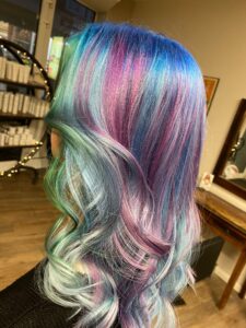 Erlebe die faszinierenden Farben von Rainbow! 🌈💖 Eine atemberaubende bunte Haarfarbe mit balayage Technik, perfekt für den Sommer 2024. Langhaarfrisur mit welligem Haar für den perfekten Look auf dem Stadtfest. Friseur: HappyHairHarburg.