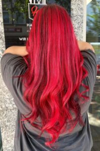 Erlebe die kraftvolle Eleganz von Red Colour! ❤️🌹 Eine atemberaubende bunte Haarfarbe mit balayage Technik, perfekt für den Sommer 2024. Langhaarfrisur mit welligem Haar für den perfekten Geburtstags-Look. Friseur: HappyHairHarburg.