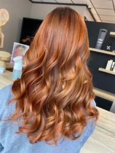 Balayage in Kupfertönen - Ein warmer und lebendiger Look für dein Haar.