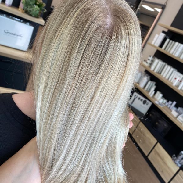 Blonde Haare mit StrĂ€hnen – Dunkelblond mit Vanilla Highlights Dunkelblondes, langes Haar mit Vanilla Highlights vom Friseur #blondehaaremitstrĂ€hnen #vanillahighlights #langhaar #friseurhamburg