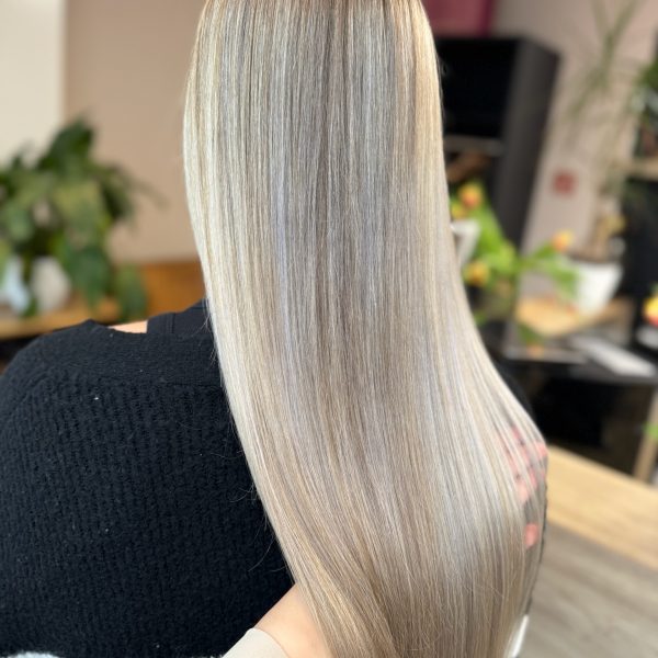 Blonde Haare mit StrĂ€hnen – Babylights in kĂŒhlem Blond Langes, blondes Haar mit kĂŒhlen Babylights vom Friseur #blondehaaremitstrĂ€hnen #babylights #langhaar #kĂŒhlblond #friseurhamburg
