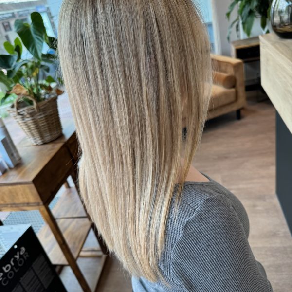Blonde Haare mit StrĂ€hnen – Babylights in Aschblond Aschblondes, langes Haar mit Babylights vom Friseur #blondehaaremitstrĂ€hnen #babylights #langhaar #aschblond #friseurhamburg
