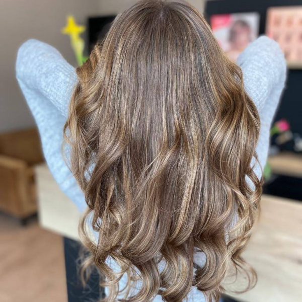 Dunkle Haare mit Beigeblond Balayage Strähnen bei Happy Hair Harburg | Friseur in Hamburg (Kategorie: dunkle Haare mit Strähnen)