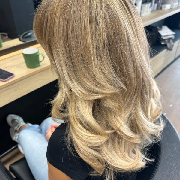 Blonde Haare mit StrĂ€hnen – StrĂ€hnen in warmem Gold blondes Haar mit warmen GoldstrĂ€hnen vom Friseur #blondehaaremitstrĂ€hnen #goldstrĂ€hnen #langhaar #warmesgold #friseurhamburg Titel: