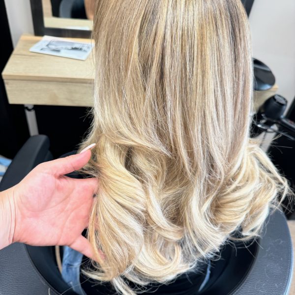 Blonde Haare mit StrĂ€hnen – StrĂ€hnen in Bronde Langes, blondes Haar mit Bronde-StrĂ€hnen vom Friseur #blondehaaremitstrĂ€hnen #brondestrĂ€hnen #langhaar #friseurhamburg