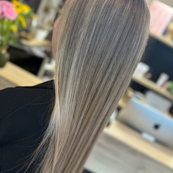 Blonde Haare mit StrĂ€hnen – StrĂ€hnen in Dunkelblond-Asch Dunkelblondes, langes Haar mit AschstrĂ€hnen vom Friseur #blondehaaremitstrĂ€hnen #aschstrĂ€hnen #langhaar #dunkelblondasch #friseurhamburg