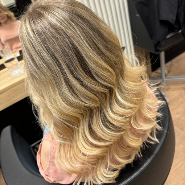 Blonde Haare mit StrĂ€hnen – StrĂ€hnen in Goldblond Langes, blondes Haar mit goldblonden StrĂ€hnen vom Friseur #blondehaaremitstrĂ€hnen #goldblondestrĂ€hnen #langhaar #friseurhamburg