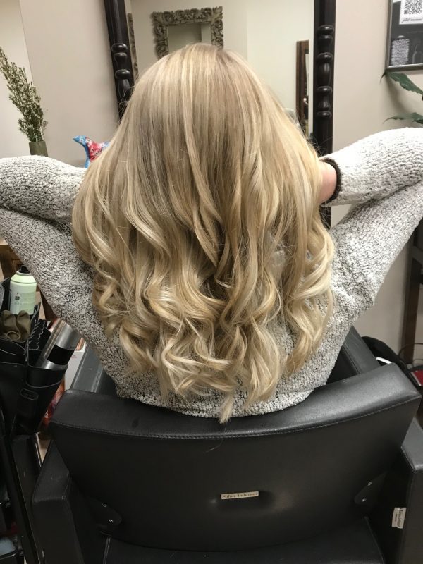 Champagnerblond Balayage – Friseur Happy Hair Harburg in Hamburg Champagnerblond Balayage auf langem welligem Haar - Friseur HappyHairHarburg Hamburg 2023 #Balayage #Winterzauber #Newsha #Blonde Haarfarben #Hamburg