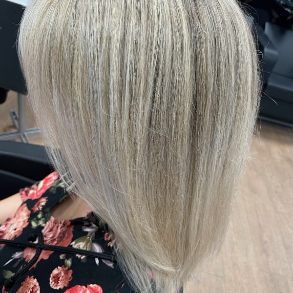 Blonde Haare mit StrĂ€hnen – Babylights in kĂŒhlem Blond fĂŒr mittellanges Haar Mittellanges, blondes Haar mit kĂŒhlen Babylights vom Friseur #blondehaaremitstrĂ€hnen #babylights #mittellangeshaar #kĂŒhlblond #friseurhamburg