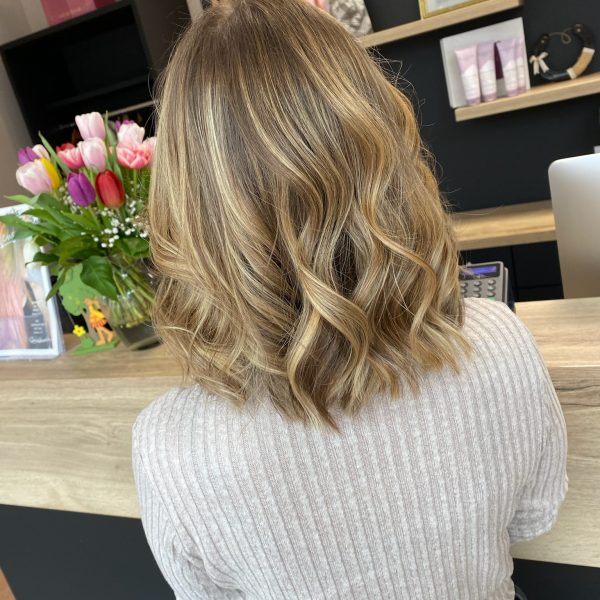 Blonde Haare mit StrĂ€hnen – Dunkelblond mit Bronde Highlights dunkelblondes Haar mit Bronde Highlights vom Friseur #blondehaaremitstrĂ€hnen #brondehighlights #langhaar #friseurhamburg