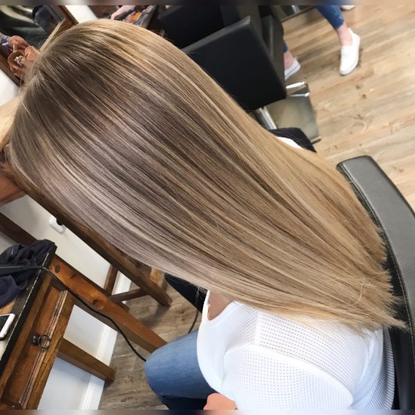 Blonde Haare mit StrĂ€hnen – Dunkelblond mit Beige Highlights Langes, dunkelblondes Haar mit Beige Highlights vom Friseur #blondehaaremitstrĂ€hnen #beigehighlights #langhaar #friseurhamburg