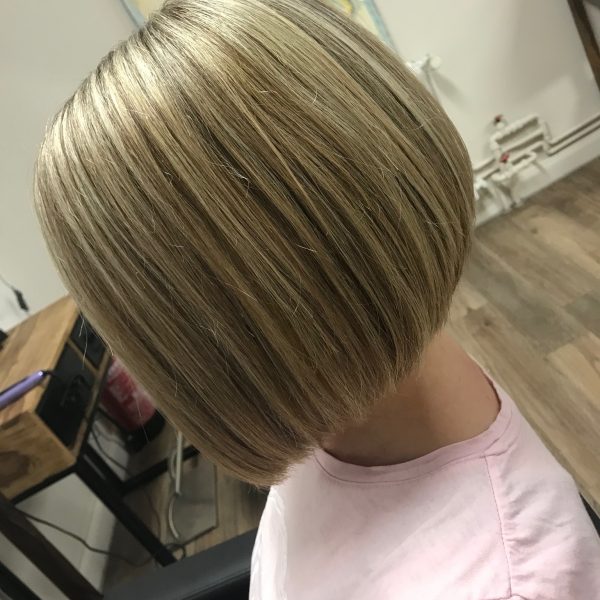 Blonde Haare mit StrĂ€hnen – FolienstrĂ€hnen in natĂŒrlichem Blond fĂŒr mittellanges Haar Mittellanges, blondes Haar mit natĂŒrlichen FolienstrĂ€hnen vom Friseur #blondehaaremitstrĂ€hnen #folienstrĂ€hnen #mittellangeshaar #natĂŒrlichblond #friseurhamburg