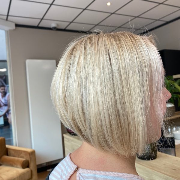 Blonde Haare mit StrĂ€hnen – Babylights in hellem Blond fĂŒr mittellanges Haar mit Bob-Frisur Mittellanges, blondes Haar mit hellblonden Babylights und Bob-Frisur vom Friseur #blondehaaremitstrĂ€hnen #babylights #mittellangeshaar #hellblond #bobfrisur #friseurhamburg