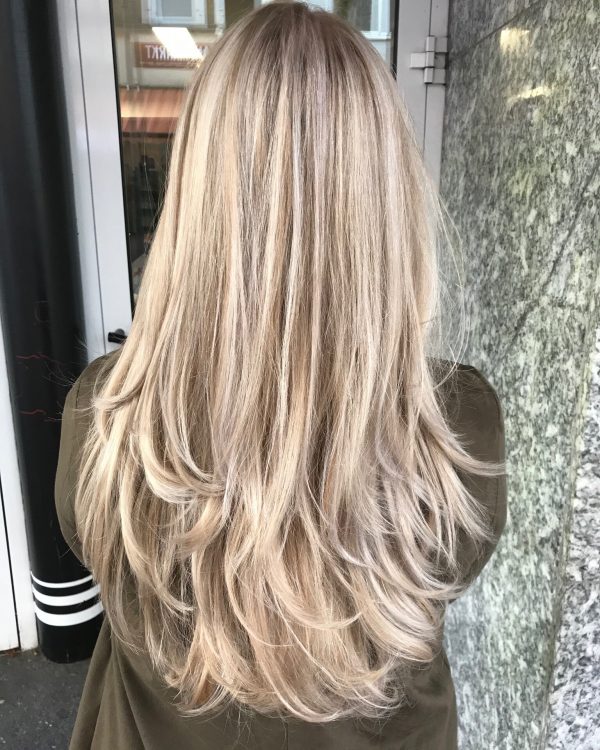 Blonde Chunky Highlights Blonde Chunky Highlights auf langen glatten Haaren - Friseur HappyHairHarburg Hamburg 🌞 #ChunkyHighlights #GlattesHaar Sand Blonde Foilyage auf langen glatten Haaren - Friseur HappyHairHarburg Hamburg 🌞 #Foilyage #GlattesHaar #Olaplex #HappyHairHarburg #Hamburg #Blonde Haarfarben #Hamburg