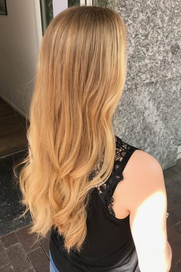 Erdbeerblondes Haar mit Balayage-Effekt – Sommer 2023 Erdbeerblond Balayage Look für langes, welliges Haar im Sommer 2023. Friseur HappyHairHarburg in Hamburg #blonde haarfarben #die schönsten blondtöne