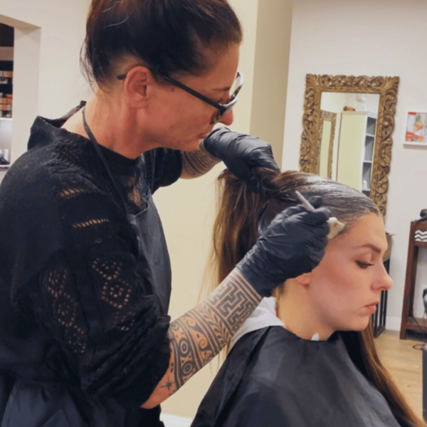 Erfrischende Balayage: So behalten Sie Ihren strahlenden Look Holen Sie sich den natürlichen Glanz zurück! Erfahren Sie, wie Sie Ihre Balayage-Frisur professionell auffrischen lassen und Ihre Farben wieder zum Leuchten bringen können.