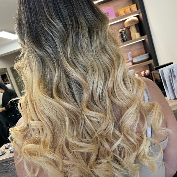 Blondes Balayage - Strahlende Haarverlängerung für einen glamourösen Look.