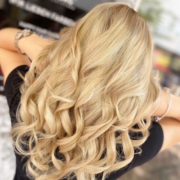 Goldblondes Balayage - Strahlender Glanz für dein Haar.